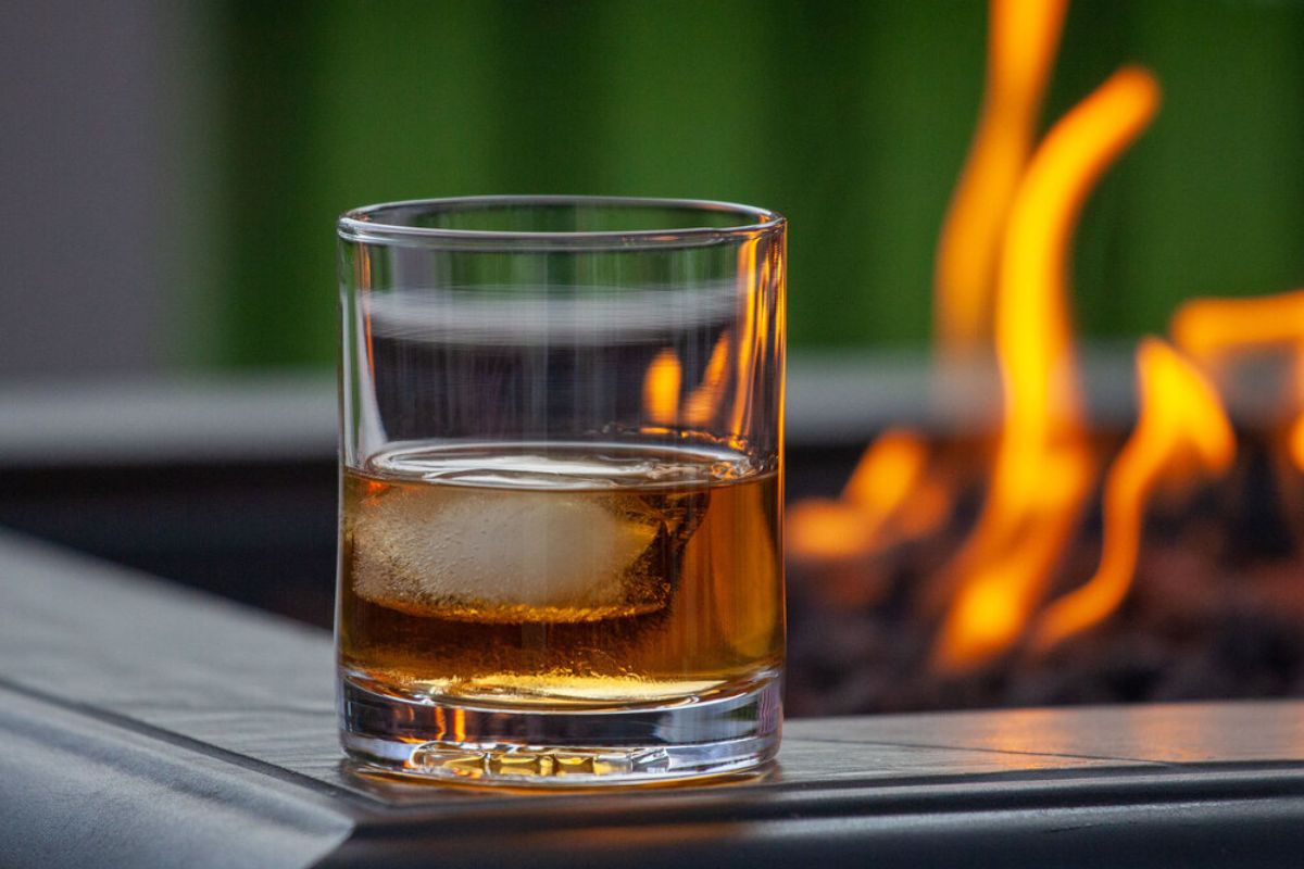 Bourbon Vs Rye Whiskey The Main Differences Whiskeyandwhisky Bourbon Vs Rye Whiskey The Main Differences Whiskeyandwhisky